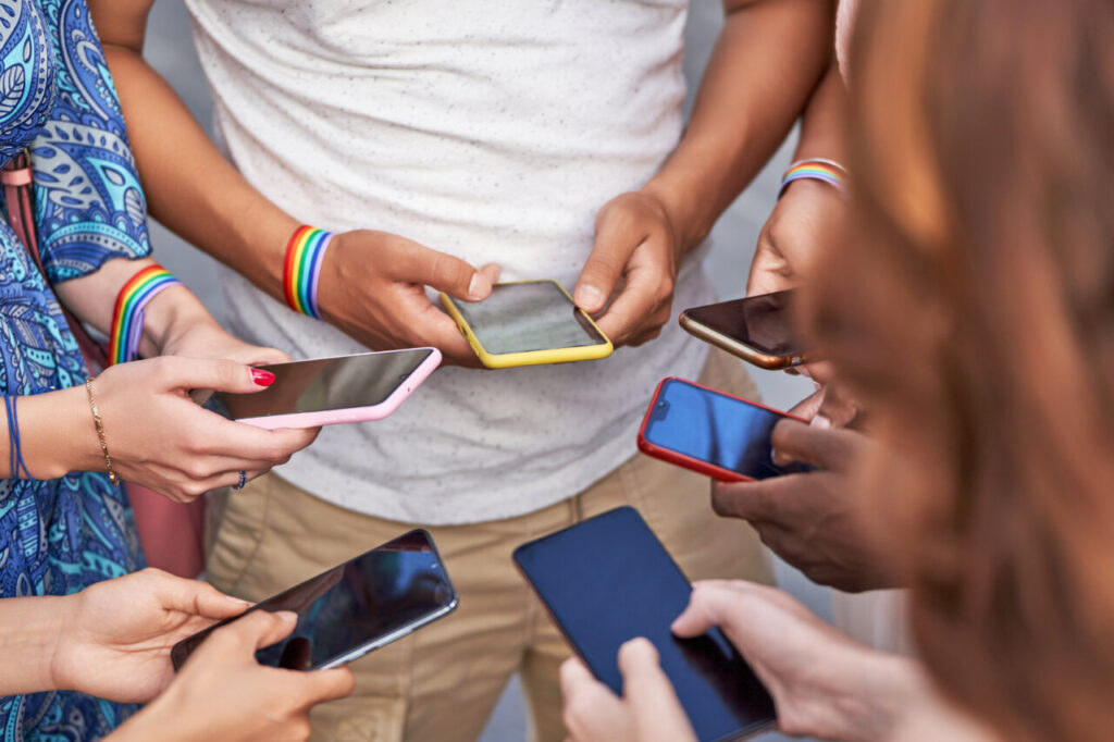 Grupo de personas usando smartphones en un ambiente interior