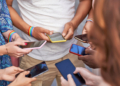 Grupo de personas usando smartphones en un ambiente interior