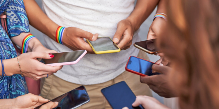 Grupo de personas usando smartphones en un ambiente interior