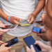 Grupo de personas usando smartphones en un ambiente interior
