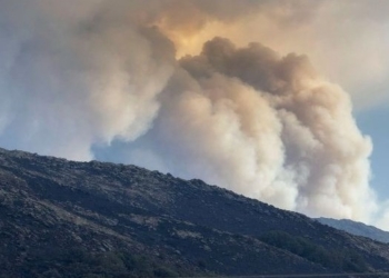 Nubes de humo sobre montañas debido a incendios forestales