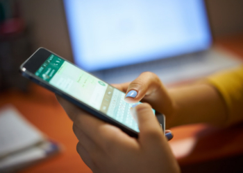 Manos utilizando un smartphone para comunicarse en el trabajo