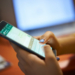 Manos utilizando un smartphone para comunicarse en el trabajo