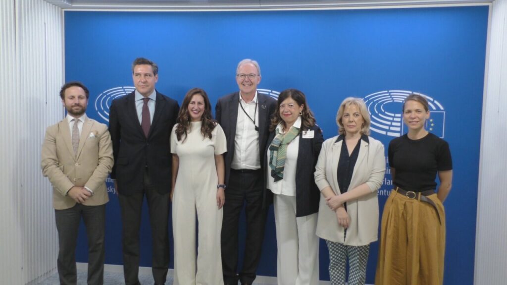 Grupo de personas en el Parlamento Europeo durante un foro sobre derechos de autor.