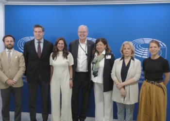 Grupo de personas en el Parlamento Europeo durante un foro sobre derechos de autor.