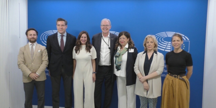 Grupo de personas en el Parlamento Europeo durante un foro sobre derechos de autor.