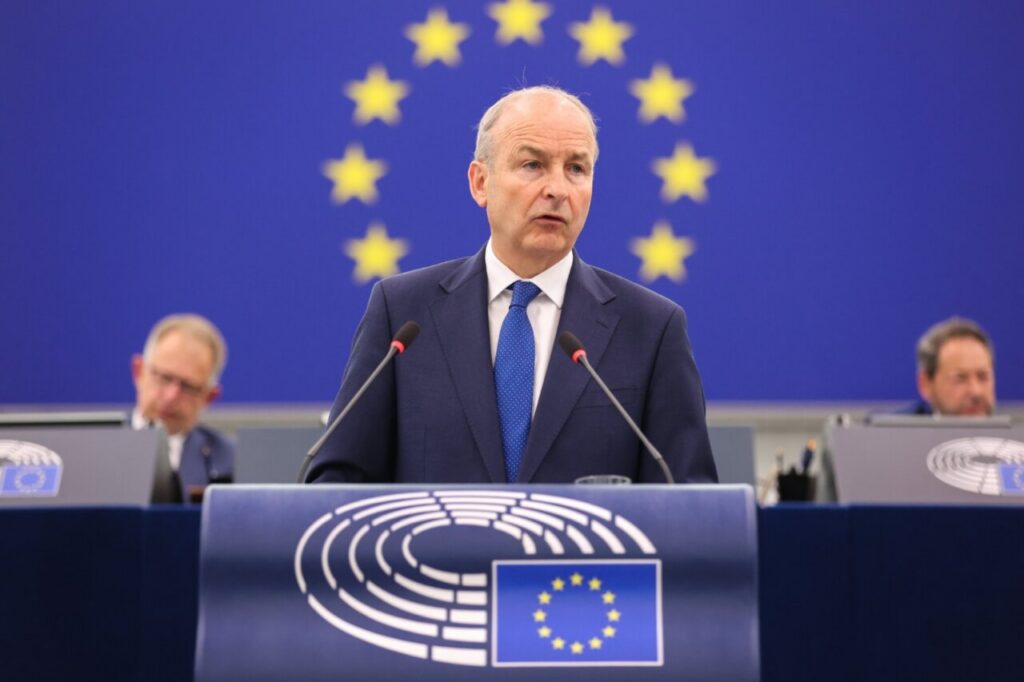 Micheál Martin hablando sobre el presupuesto europeo en el Parlamento Europeo.