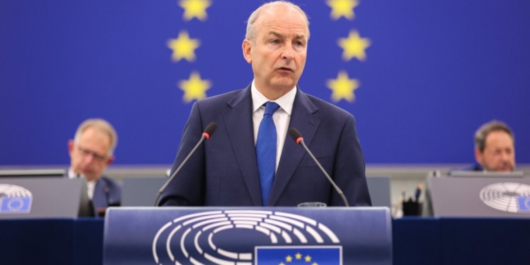 Micheál Martin hablando sobre el presupuesto europeo en el Parlamento Europeo.