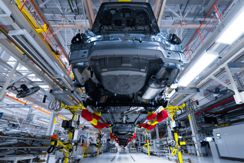 Vista de vehículos en la línea de producción de una fábrica automotriz moderna