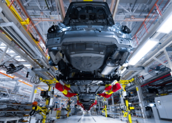 Vista de vehículos en la línea de producción de una fábrica automotriz moderna