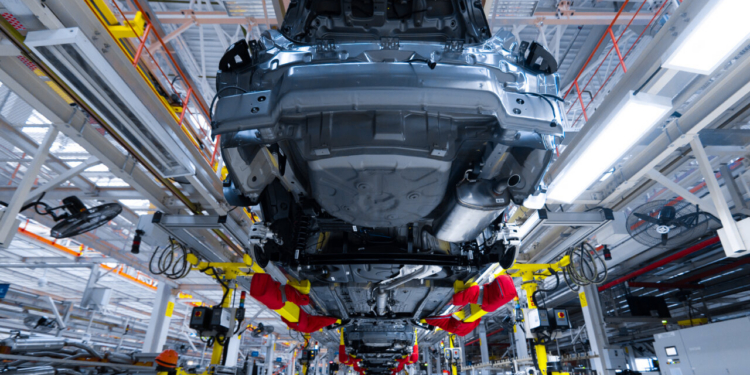 Vista de vehículos en la línea de producción de una fábrica automotriz moderna