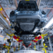 Vista de vehículos en la línea de producción de una fábrica automotriz moderna