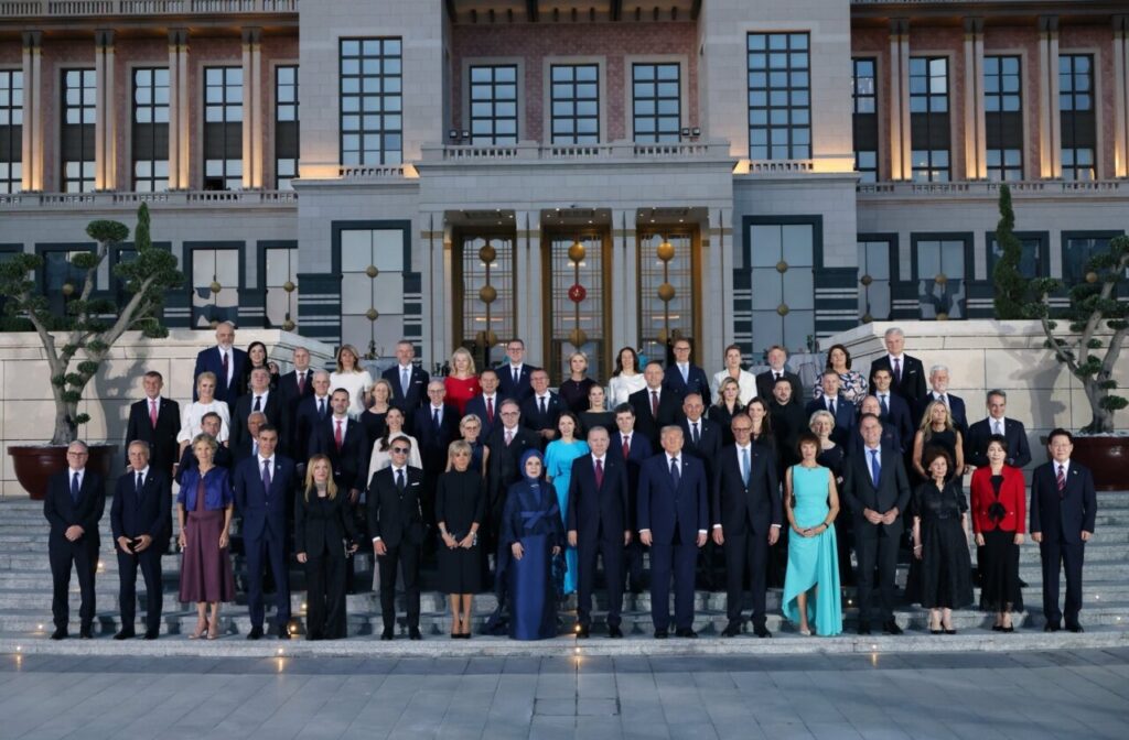 Grupo de líderes en el Foro de la Industria de Defensa de la OTAN en Ankara.
