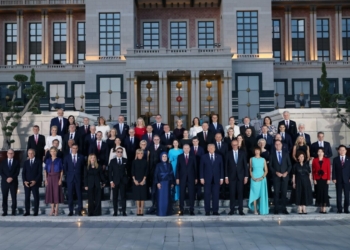 Grupo de líderes en el Foro de la Industria de Defensa de la OTAN en Ankara.