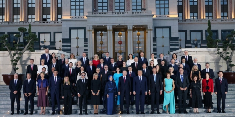 Grupo de líderes en el Foro de la Industria de Defensa de la OTAN en Ankara.