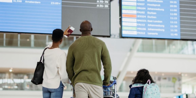 Familia observando la pantalla de salidas en un aeropuerto