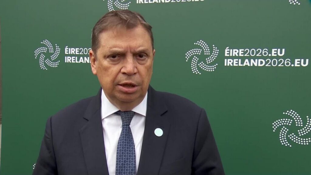 Luis Planas discutiendo la modernización de la flota pesquera en reunión de la UE