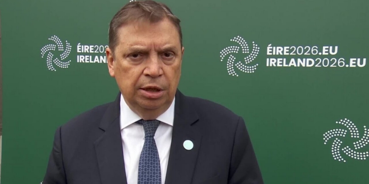 Luis Planas discutiendo la modernización de la flota pesquera en reunión de la UE