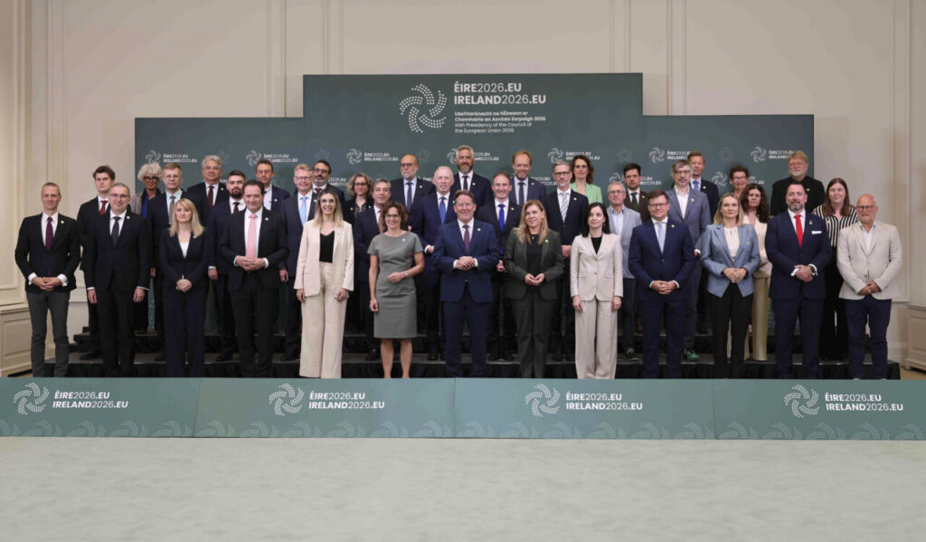 Grupo de líderes en una reunión oficial de la Unión Europea