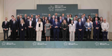 Grupo de líderes en una reunión oficial de la Unión Europea
