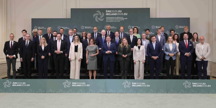 Grupo de líderes en una reunión oficial de la Unión Europea
