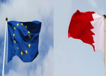 Banderas de la Unión Europea y Bahréin ondeando juntas