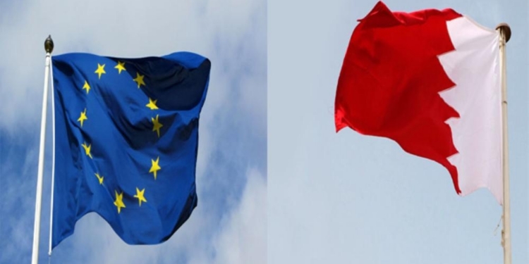Banderas de la Unión Europea y Bahréin ondeando juntas