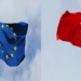 Banderas de la Unión Europea y Bahréin ondeando juntas