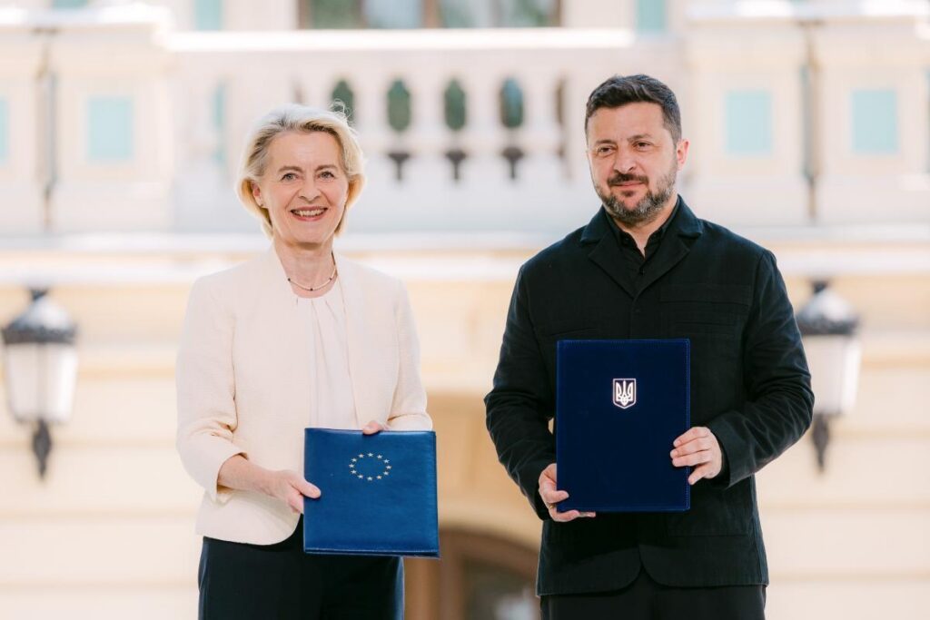 Ursula von der Leyen y Volodímir Zelenski sosteniendo documentos de acuerdo