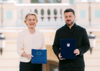 Ursula von der Leyen y Volodímir Zelenski sosteniendo documentos de acuerdo