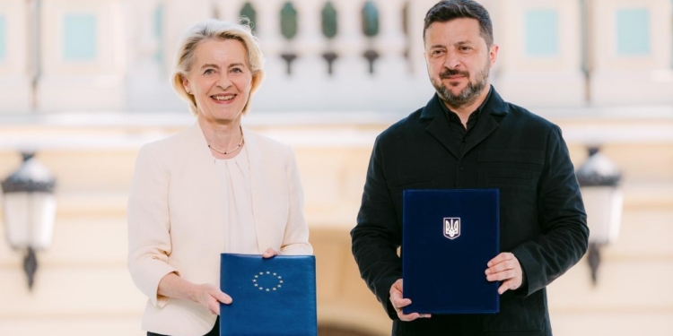 Ursula von der Leyen y Volodímir Zelenski sosteniendo documentos de acuerdo