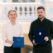 Ursula von der Leyen y Volodímir Zelenski sosteniendo documentos de acuerdo