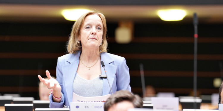 Isabel Urrutia hablando en el Comité de las Regiones sobre vivienda en Europa