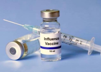 Frascos de vacuna contra la influenza y una jeringa