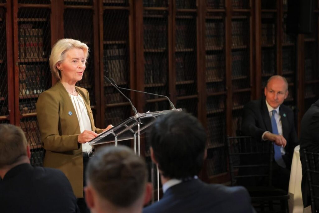 Ursula von der Leyen hablando en un evento en Cork, Irlanda.