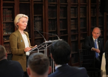 Ursula von der Leyen hablando en un evento en Cork, Irlanda.