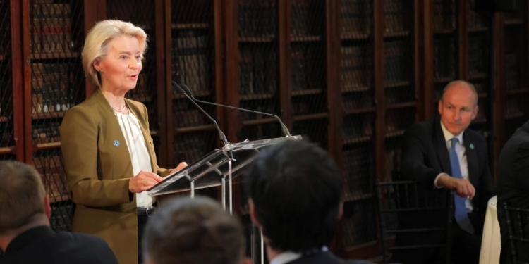 Ursula von der Leyen hablando en un evento en Cork, Irlanda.