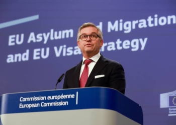 Magnus Brunner hablando sobre la estrategia de migración de la UE