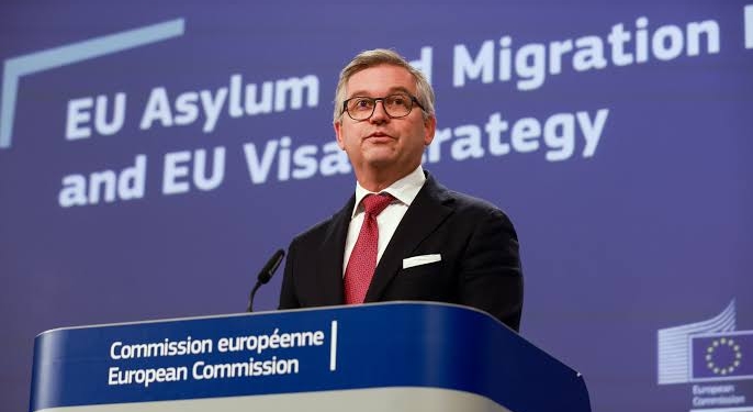 Magnus Brunner hablando sobre la estrategia de migración de la UE