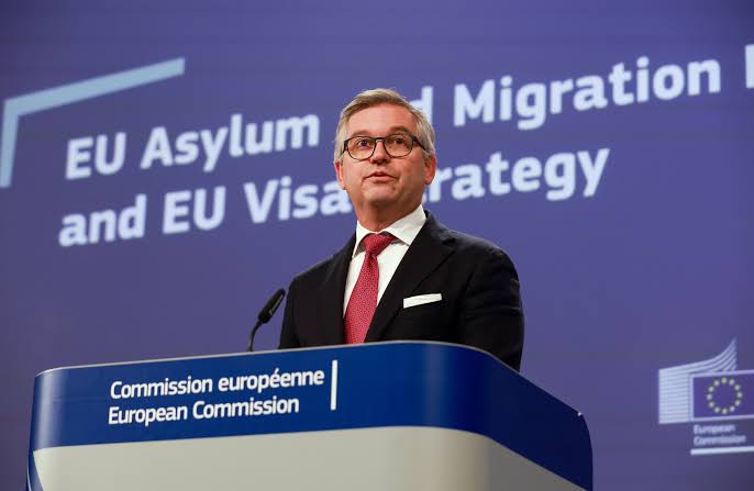Magnus Brunner hablando sobre la estrategia de migración de la UE