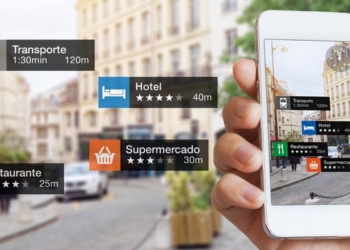 Persona usando un smartphone en una calle con información de servicios turísticos