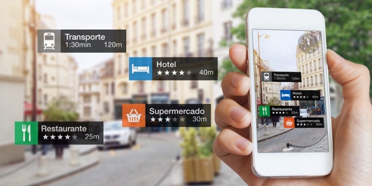 Persona usando un smartphone en una calle con información de servicios turísticos