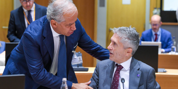 Ministros de Interior de Italia y España discutiendo sobre la crisis de Ceuta