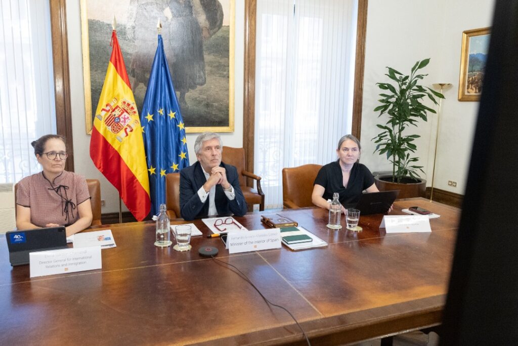 Reunión de ministros de Interior de la UE con banderas de España y Europa