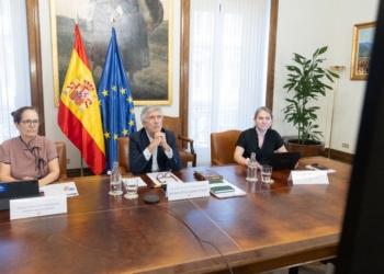 Reunión de ministros de Interior de la UE con banderas de España y Europa