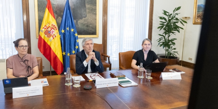 Reunión de ministros de Interior de la UE con banderas de España y Europa