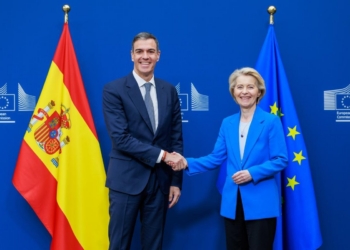 Ursula von der Leyen y Pedro Sánchez estrechando manos en un evento