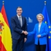 Ursula von der Leyen y Pedro Sánchez estrechando manos en un evento